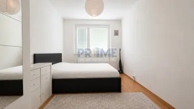 Na predaj 4-izbový byt, 92 m², Bratislava-Petržalka, Furdekova