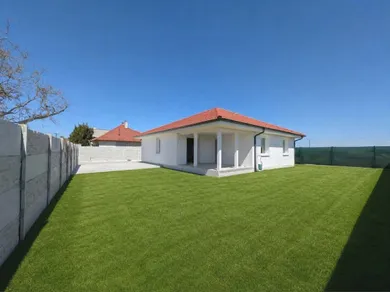 Domy na sprzedaż, 4-pokojowe, Galanta · €249 000
