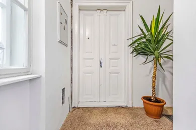 Na prenájom 1-izbový byt, 35 m², Bratislava-Staré Mesto, Dobrovičova