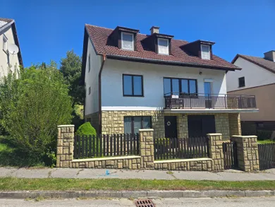 Domy na sprzedaż, 8-pokojowe, Myjava · €243 000