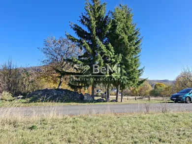 Na predaj pozemok, Nevoľné