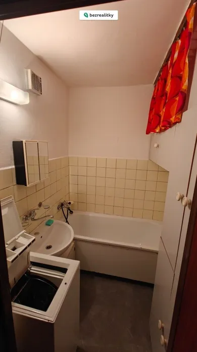 Na prenájom 1-izbový byt, 41 m², Bratislava-Lamač