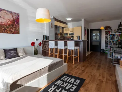 Na predaj 1-izbový byt, 53 m², Bratislava-Staré Mesto, K lomu