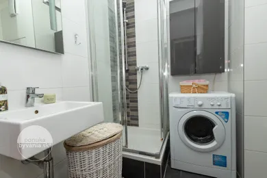 Na predaj 1-izbový byt, 41 m², Bratislava-Petržalka, Žltá