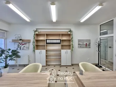 Na prenájom komerčné, 25 m², Nové Zámky, M. R. Štefánika