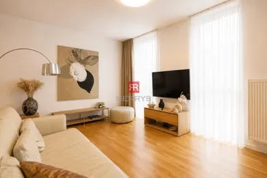 Na prenájom 3-izbový byt, 98 m², Bratislava-Nové Mesto, Na varte