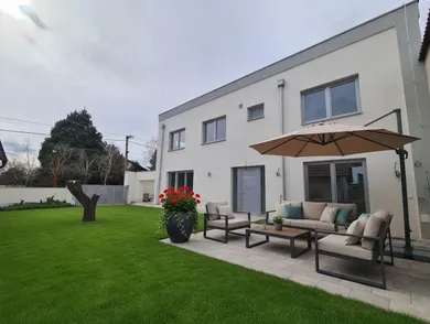 Domy na sprzedaż, 5-pokojowe, Veľký Biel · €299 000