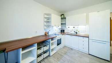 Na prenájom 2-izbový byt, 55 m², Bratislava-Vrakuňa, Bebravská