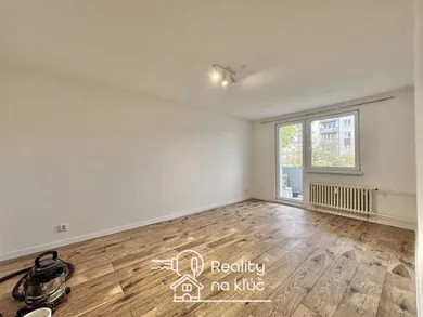 Na prenájom 1-izbový byt, 40 m², Nové Zámky, M. R. Štefánika