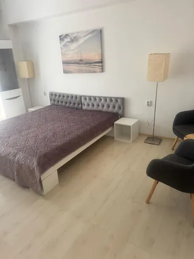 Na prenájom 1-izbový byt, 42 m², Bratislava-Staré Mesto, Krížna