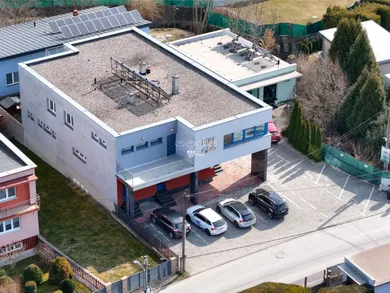Domy na sprzedaż, 10-pokojowe, Žilina · €680 000