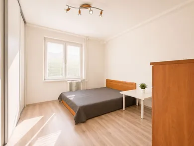 Na prenájom 4-izbový byt, 65 m², Bratislava-Ružinov, Zálužická