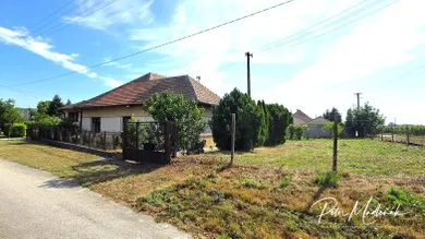 Na predaj 5-izbový dom, 200 m², Komjatice, Slovenská