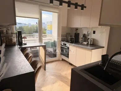 Квартиры на продажу, 3-комнатные, Žilina · €202 000
