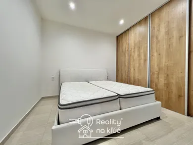 Na prenájom 1-izbový byt, 35 m², Nové Zámky, M. R. Štefánika