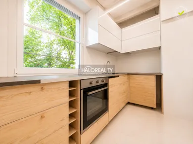 Na predaj 1-izbový byt, 46 m², Bratislava-Staré Mesto, Karadžičova