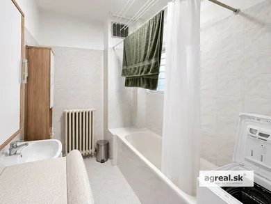 Na predaj 3-izbový byt, 76 m², Bratislava-Staré Mesto