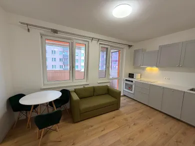 Na predaj 2-izbový byt, 45 m², Bratislava-Petržalka, Vyšehradská