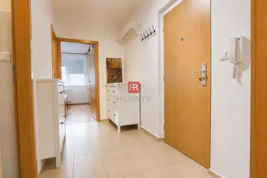 Na prenájom 2-izbový byt, 55 m², Bratislava-Dúbravka, Koprivnická