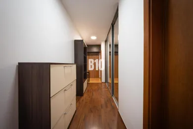Na predaj 2-izbový byt, 52 m², Bratislava-Vajnory