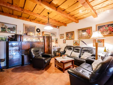 Na predaj 7-izbový dom, 240 m², Podhájska
