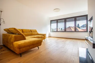 Na prenájom 4-izbový byt, 105 m², Bratislava-Staré Mesto, Lichardova