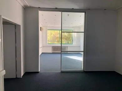 Na prenájom komerčné, 18 m², Bratislava-Staré Mesto, Námestie SNP