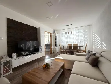 Na predaj 3-izbový byt, 80 m², Prievidza