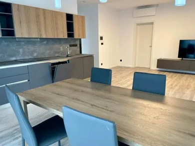 Na prenájom 4-izbový byt, 101 m², Bratislava-Staré Mesto, Javorinská
