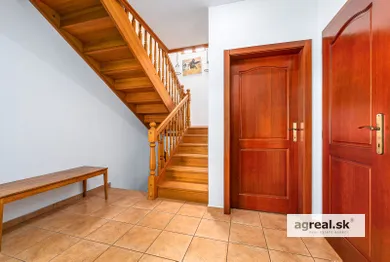 Na predaj 5-izbový dom, 237 m², Bratislava-Karlova Ves, Dlhé diely I.