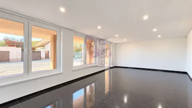 Na prenájom komerčné, 48 m², Senec, Vajanského