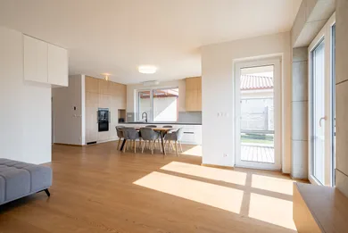 Na predaj 4-izbový dom, 572 m², Rovinka, Súmračná
