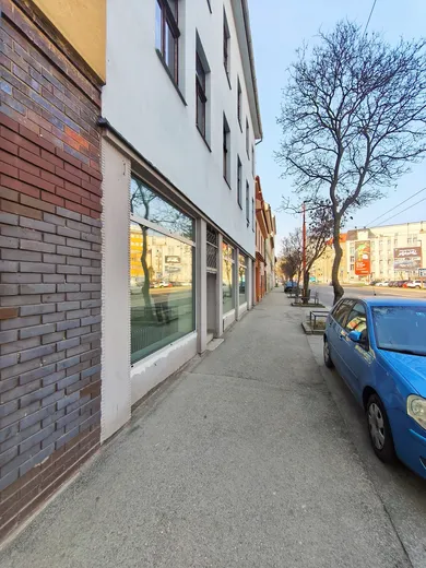Komerčné priestory na prenájom, Bratislava-Staré Mesto · €990