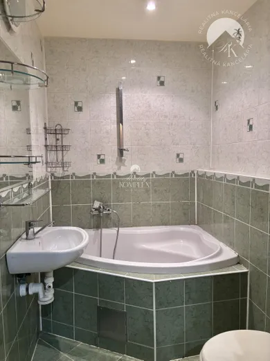 Na predaj 3-izbový byt, 83 m², Komárno, Damjanichová