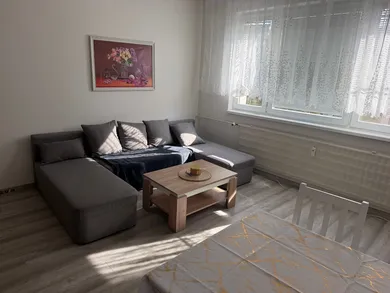 Na prenájom 2-izbový byt, 47 m², Nové Zámky