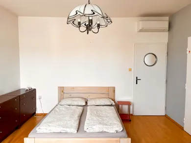 Na prenájom 3-izbový byt, Bratislava-Staré Mesto, Námestie SNP