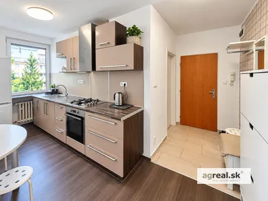 Na prenájom 2-izbový byt, 52 m², Bratislava-Ružinov, Albrechtova