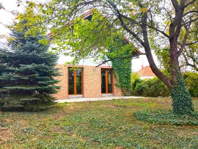 Na predaj 4-izbový dom, 140 m², Bratislava-Vajnory, Šuty