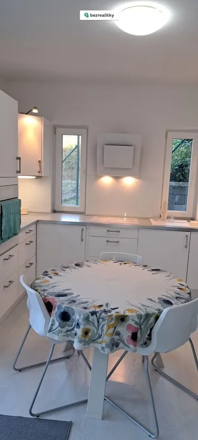 Na prenájom 2-izbový byt, 60 m², Bratislava-Rača