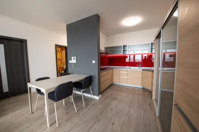 Na prenájom 2-izbový byt, 56 m², Bratislava-Nové Mesto, Tomášikova