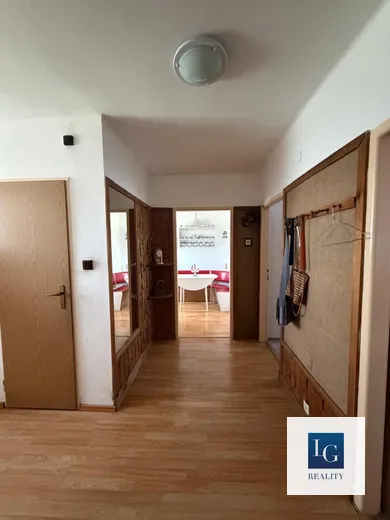 Na predaj 3-izbový byt, 83 m², Bratislava-Nové Mesto, Jeséniova