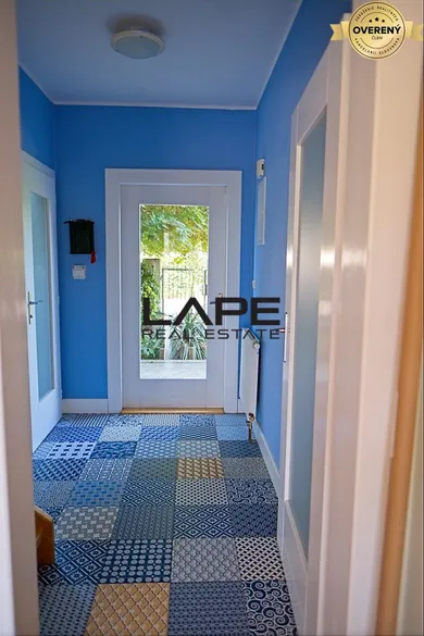 Na predaj 5-izbový dom, 150 m², Bratislava-Ružinov, Stredná