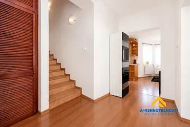 Na predaj 4-izbový dom, 146 m², Orechová Potôň, Ulica Svätej trojice