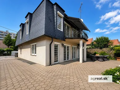 Na predaj 5-izbový dom, 261 m², Topoľčany, Slobody