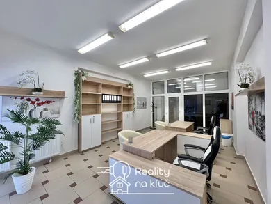 Na prenájom komerčné, 25 m², Nové Zámky, M. R. Štefánika
