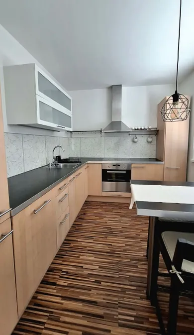 Na prenájom 3-izbový byt, 65 m², Bratislava-Vrakuňa, Toryská