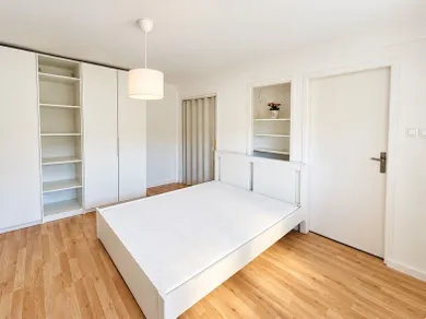 Na prenájom 3-izbový byt, 60 m², Bratislava-Staré Mesto, Grösslingova