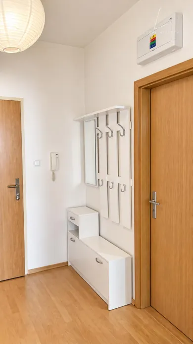 Na prenájom 1-izbový byt, 40 m², Bratislava-Petržalka, Vyšehradská