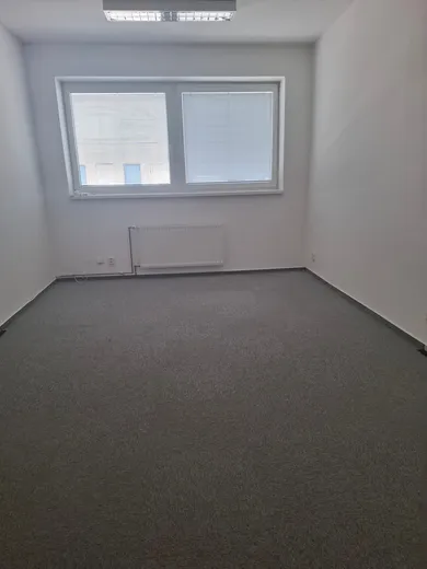 Lokale komercyjne na wynajem, Zvolen · €195