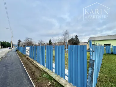 Na prenájom pozemok v Holíč · €400 · Pôvodný stav